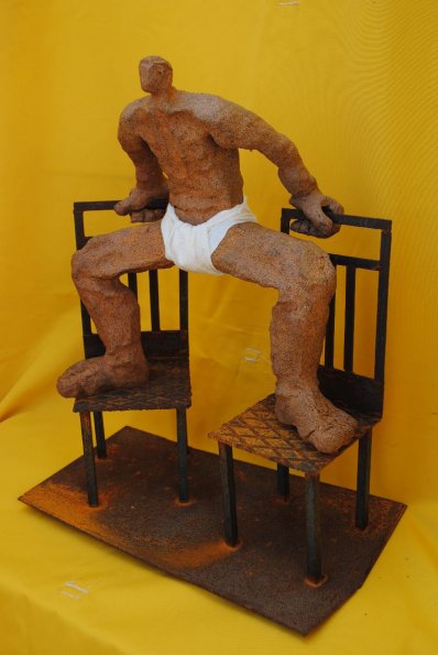 -Zwischen zwei Stuehlen